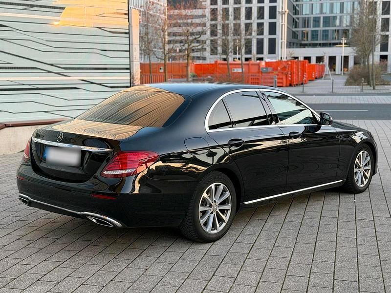 Gebraucht Mercedes E220 Avantgarde 194 PS (142 kW) 2018 Schwarz Limousine