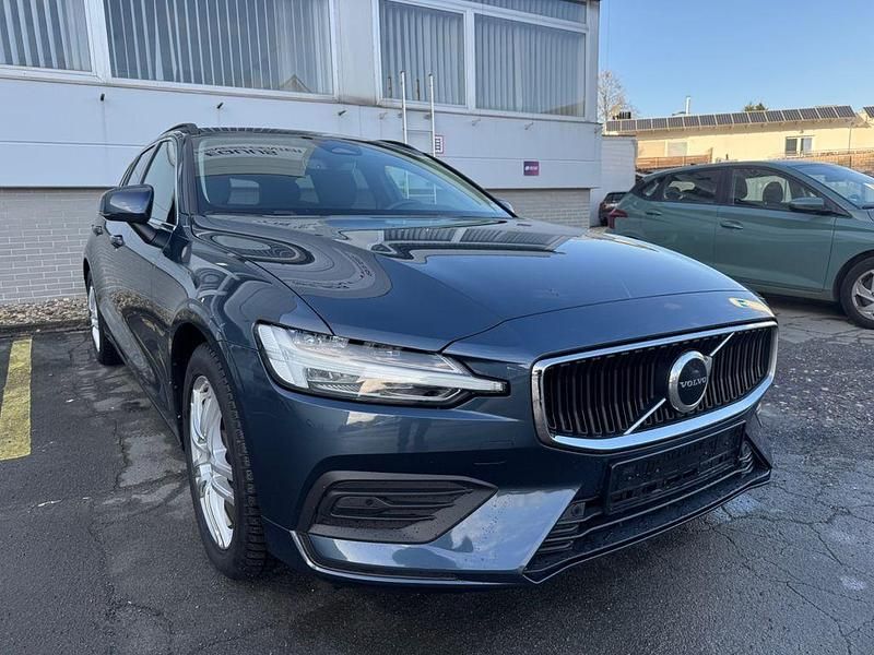 Gebraucht Volvo V60 Core 197 PS (144 kW) 2022 Blau Kombi