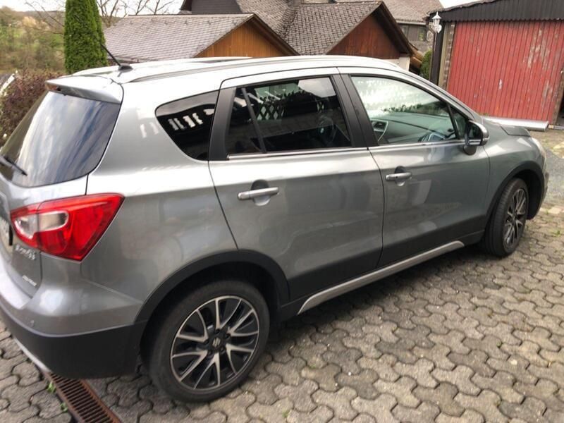 Grau Gebraucht 2016 Suzuki SX4 S-Cross Comfort SUV | 11.700 € (Teuer) - Bild 1/4
