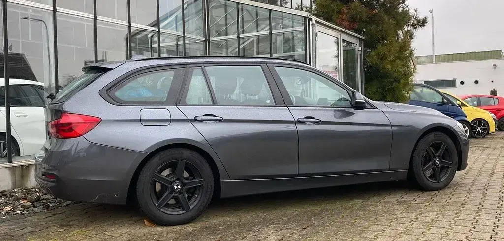 Gebraucht BMW 318 Sport Line 150 PS (110 kW) 2019 Grau Kombi