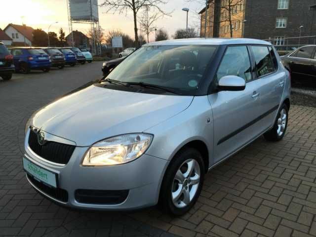 Gebraucht Skoda Fabia Style 60 PS (44 kW) 2009 Silber metallic Kleinwagen
