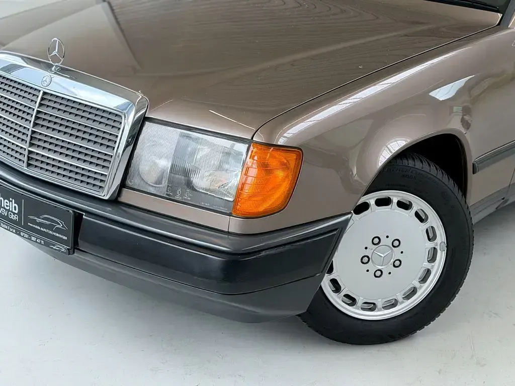 Gebraucht Mercedes E300 179 PS (131 kW) 1989 Braun Limousine