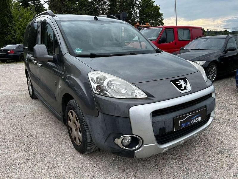 Lackierung moondust/metallicl Gebraucht 2012 Peugeot Partner Tepee Outdoor Van / Kleinbus | 4.799 € (Fairer Preis) - Bild 1/4