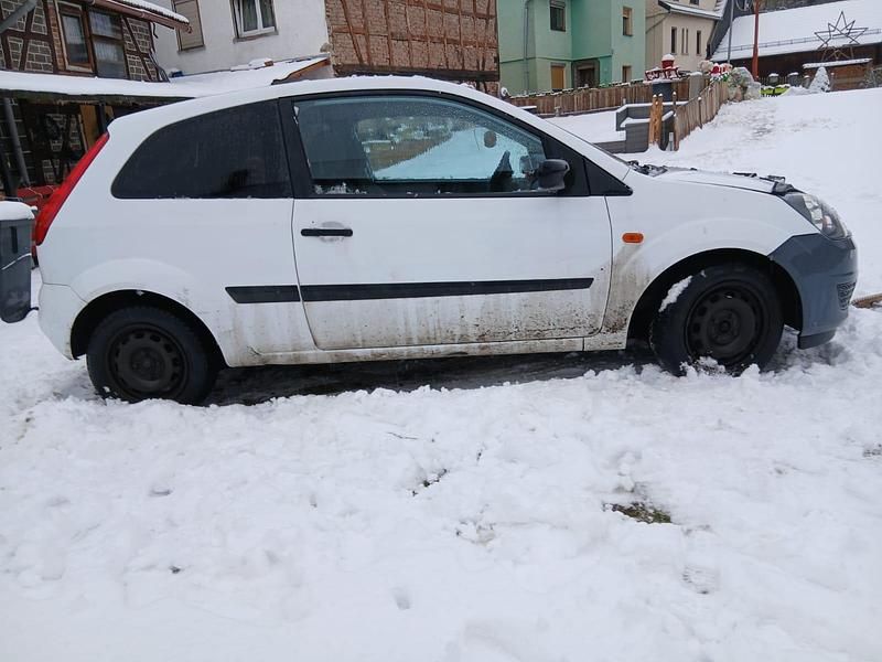 Weiß Gebraucht 2007 Ford Fiesta Kleinwagen | 700 € (Superpreis) - Bild 1/4