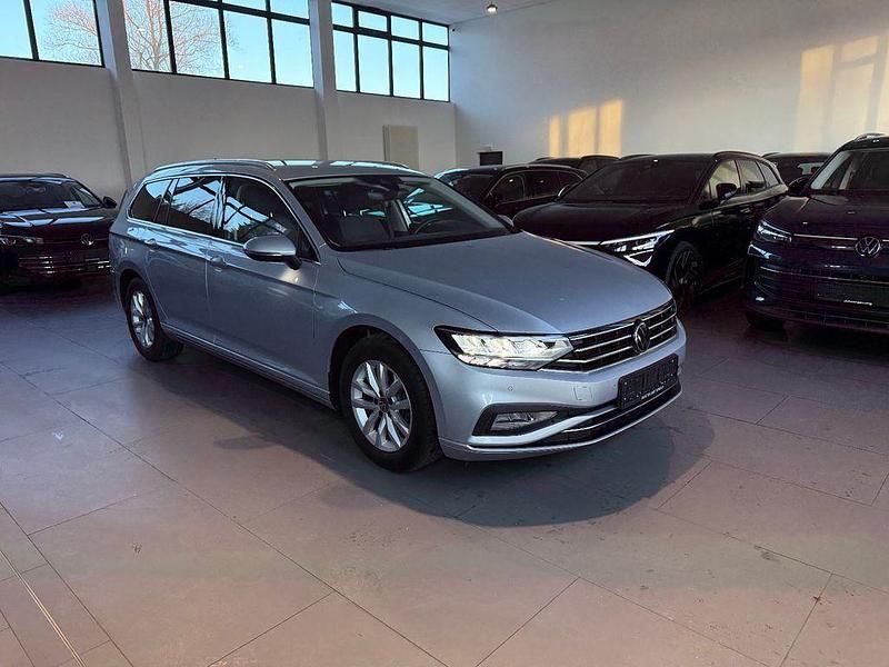 Gebraucht VW Passat Business 150 PS (110 kW) 2023 Silber Kombi