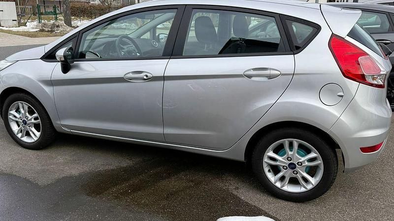 Gebraucht Ford Fiesta Trend 82 PS (60 kW) 2015 Silber Limousine