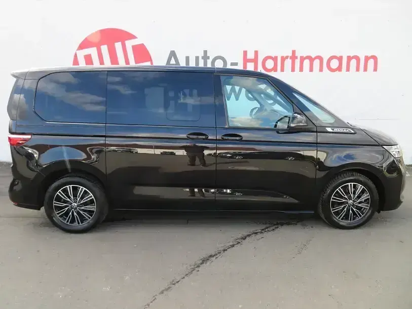 Second-hand VW Multivan Life 150 CP (110 kW) 2023 Negru Monovolum
