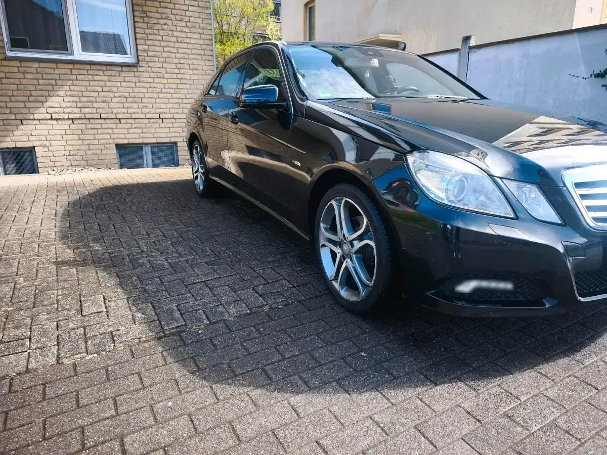 Gebraucht Mercedes E220 170 PS (125 kW) 2011 Schwarz Limousine