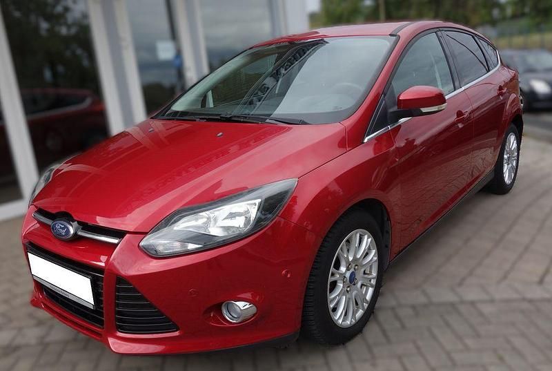 Rot Gebraucht 2011 Ford Focus Titanium Limousine | 9.700 € (Teuer) - Bild 1/4