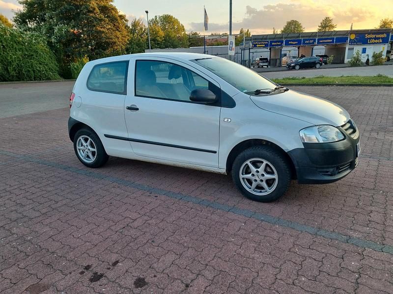 Weiß Gebraucht 2011 VW Fox Kleinwagen | 2.400 € (Fairer Preis) - Bild 1/4