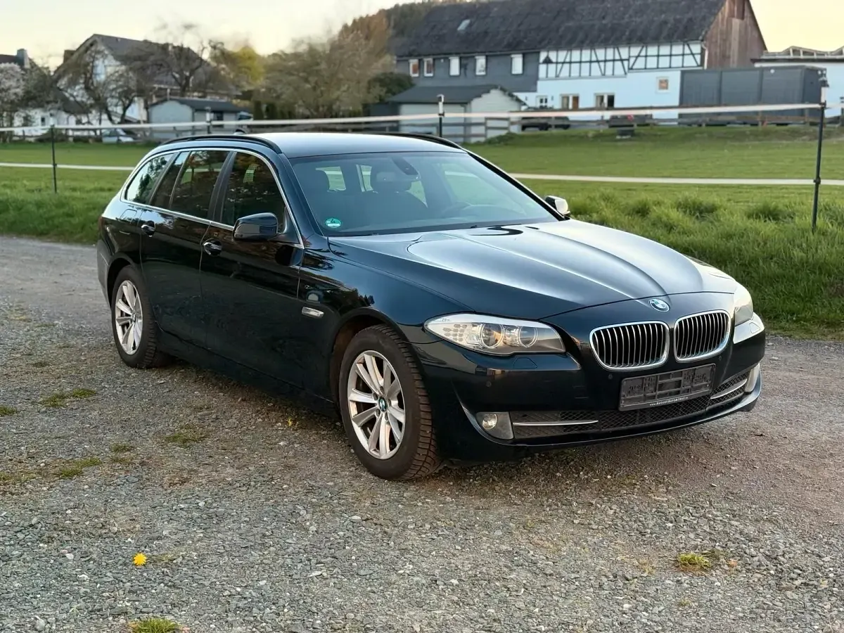 Gebraucht BMW 520 177 PS (130 kW) 2011 Schwarz Kombi