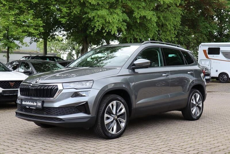Graphitegrau metallic met. Gebraucht 2022 Skoda Karoq Style SUV | 27.689 € (Fairer Preis) - Bild 1/4
