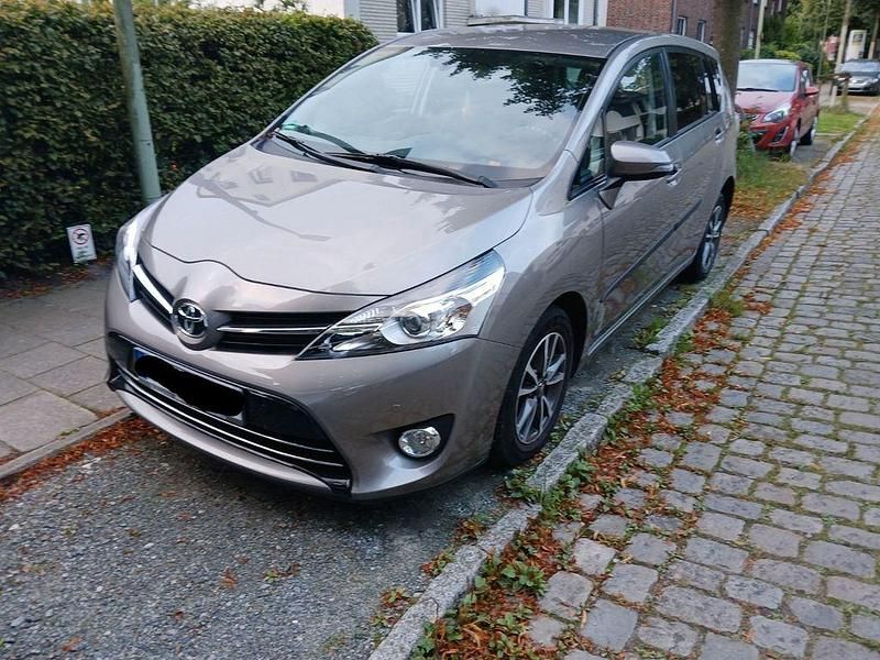 Grau Gebraucht 2014 Toyota Verso Multidrive S Van / Kleinbus | 14.100 € (Guter Preis) - Bild 1/4