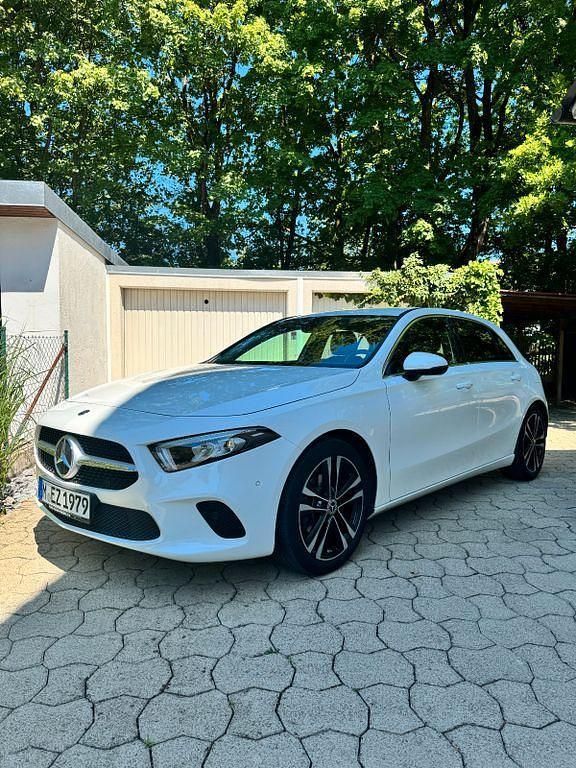 Weiß Gebraucht 2020 Mercedes A180 Edition 1 Limousine | 21.800 € (Guter Preis) - Bild 1/4