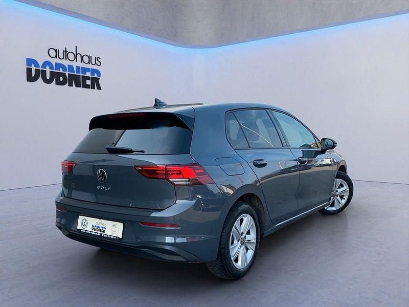 Gebraucht VW Golf VIII Life 131 PS (96 kW) 2023 Grau Limousine