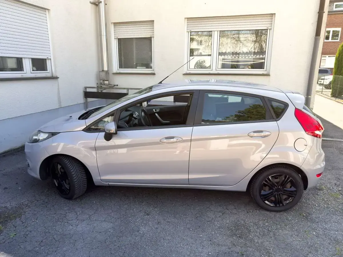 Gebraucht Ford Fiesta 60 PS (44 kW) 2012 Grau Limousine
