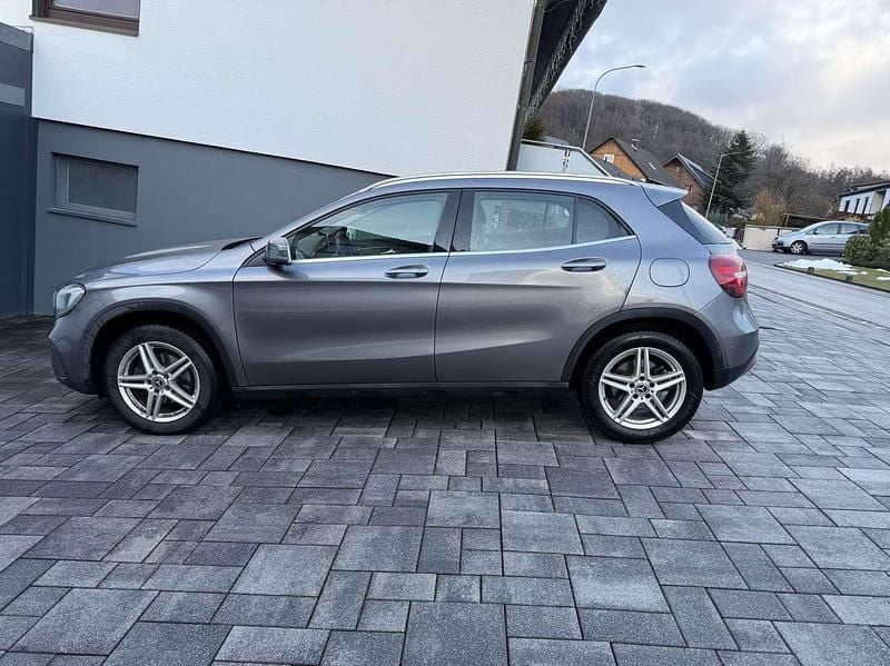 Gebraucht Mercedes GLA200 Urban 156 PS (114 kW) 2017 Grau SUV
