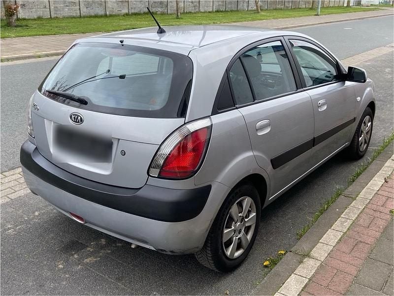 Second-hand Kia Rio 97 CP (71 kW) 2008 Argintiu Hatchback