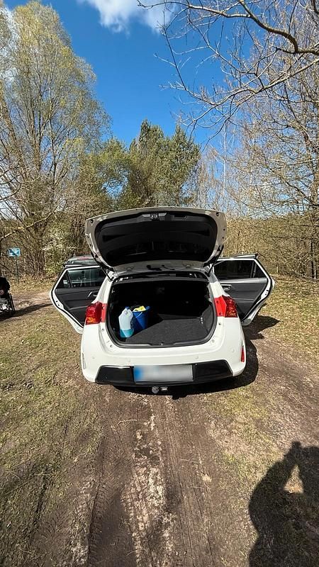 Gebraucht Toyota Auris 96 PS (70 kW) 2014 Weiß Limousine