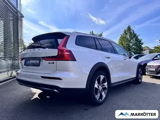 Gebraucht Volvo V60 CC Plus 197 PS (144 kW) 2023 Weiss Kombi
