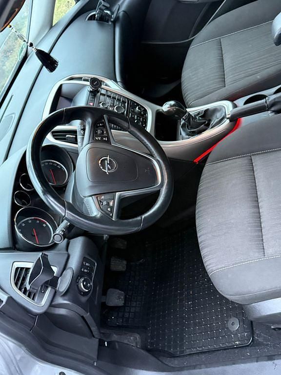 Gebraucht Opel Astra 140 PS (102 kW) 2011 Silber Limousine