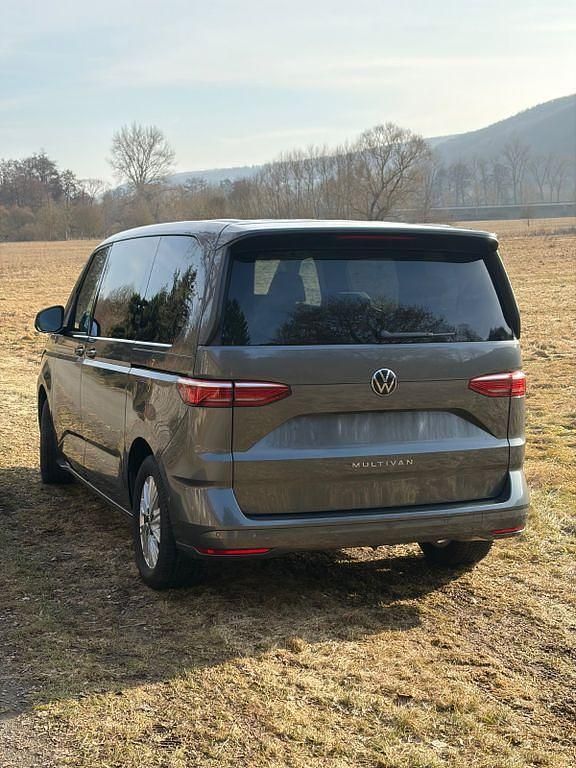 Gebraucht VW Multivan Life 150 PS (110 kW) 2025 Grau Van