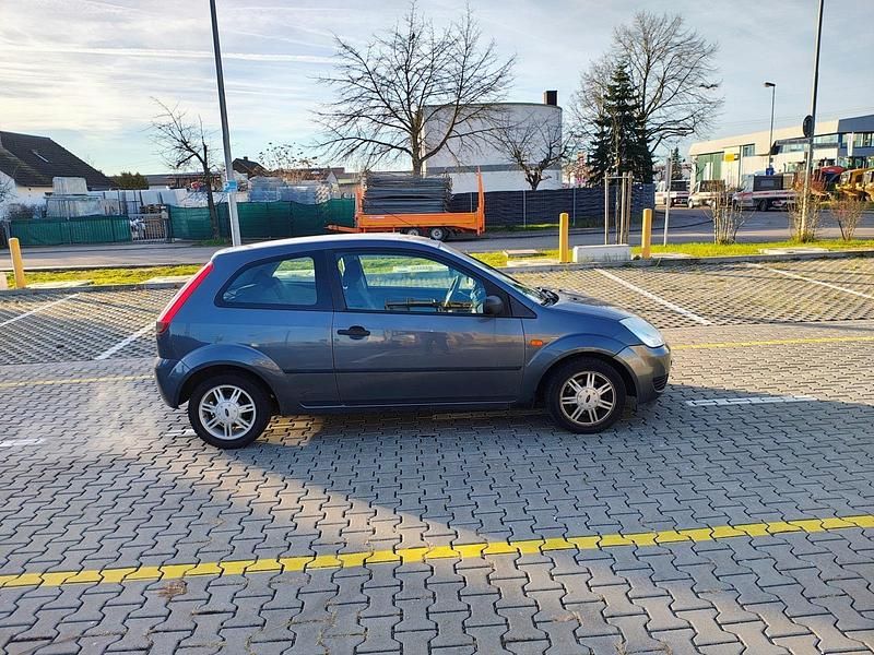 Gebraucht Ford Fiesta Ambiente 69 PS (50 kW) 2005 Blau Kleinwagen