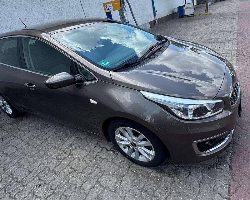 Gebraucht 2016 Kia Ceed DREAM-TEAM Edition Limousine | 8.000 € (Guter Preis) - Bild 1/4