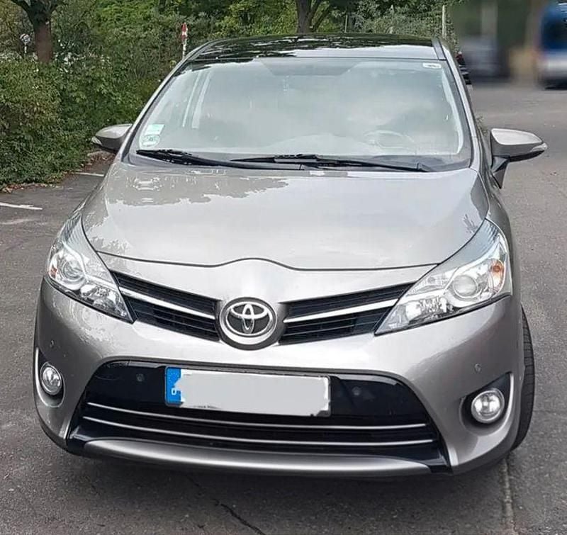 Grau Gebraucht 2015 Toyota Verso Comfort Van / Kleinbus | 11.000 € (Fairer Preis) - Bild 1/4