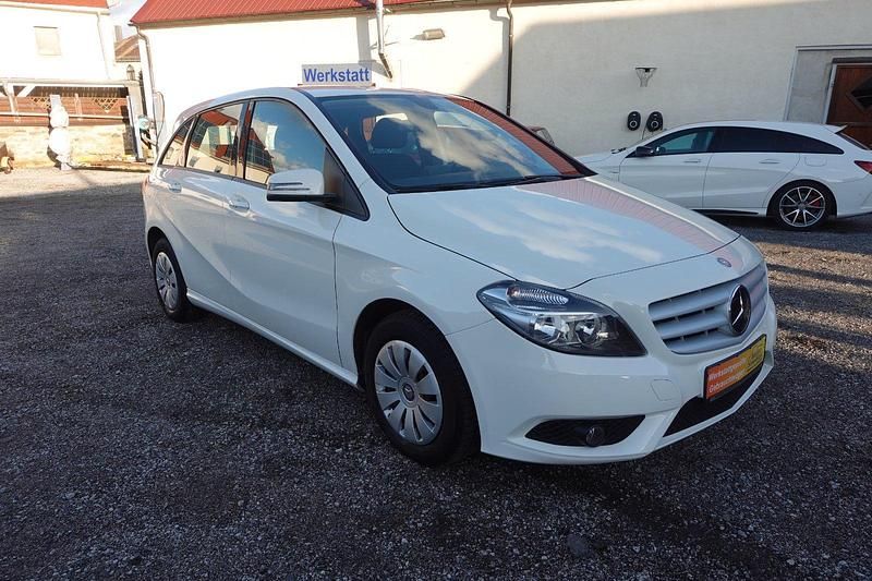 Gebraucht Mercedes B180 122 PS (89 kW) 2014 Weiß Van / Kleinbus