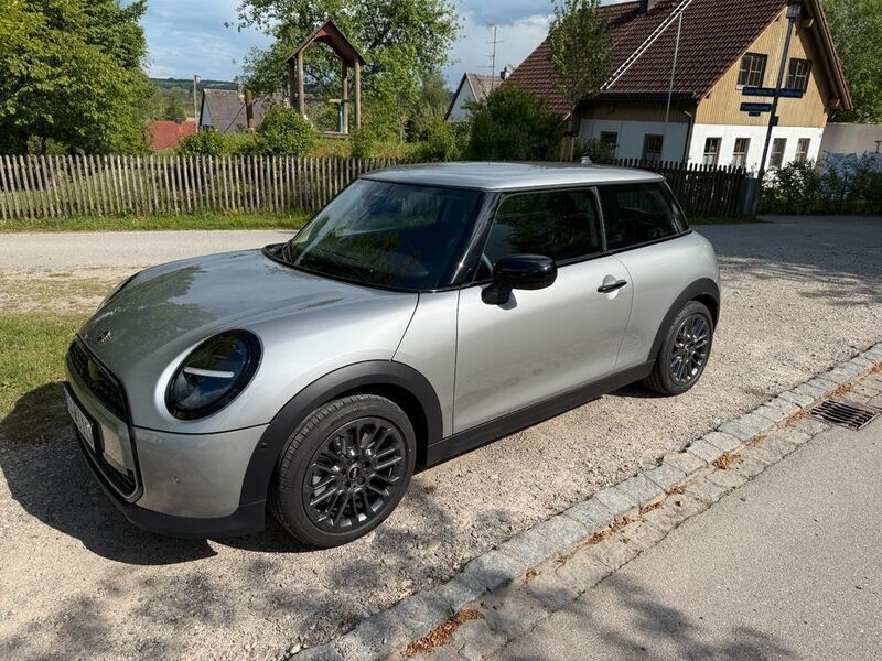 Silber Gebraucht 2024 Mini Cooper Essential Kleinwagen | 24.700 € (Superpreis) - Bild 1/4