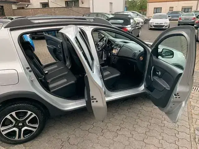 Gebraucht Dacia Sandero Stepway 90 PS (66 kW) 2018 Silber (metallic) SUV