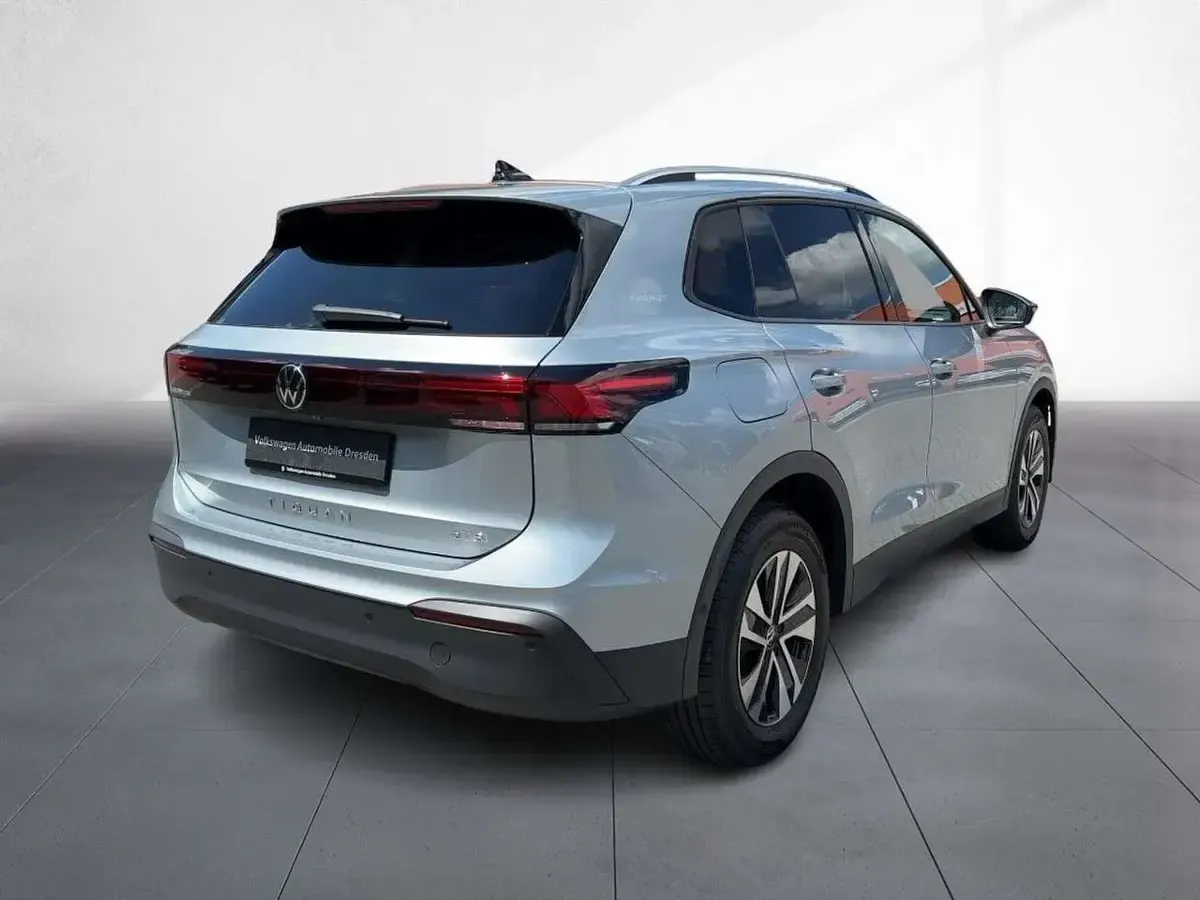Neu VW Tiguan S 150 PS (110 kW) 2026 Oyster silver metallic SUV