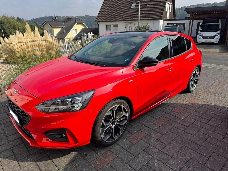 Rot Gebraucht 2019 Ford Focus ST-Line Limousine | 16.000 € (Fairer Preis) - Bild 1/4
