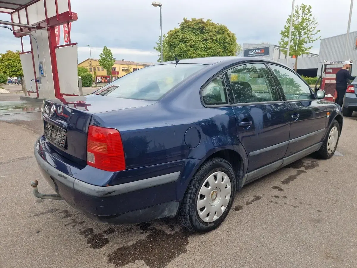 Second-hand VW Passat 101 CP (74 kW) 1998 Albastru Berlinǎ
