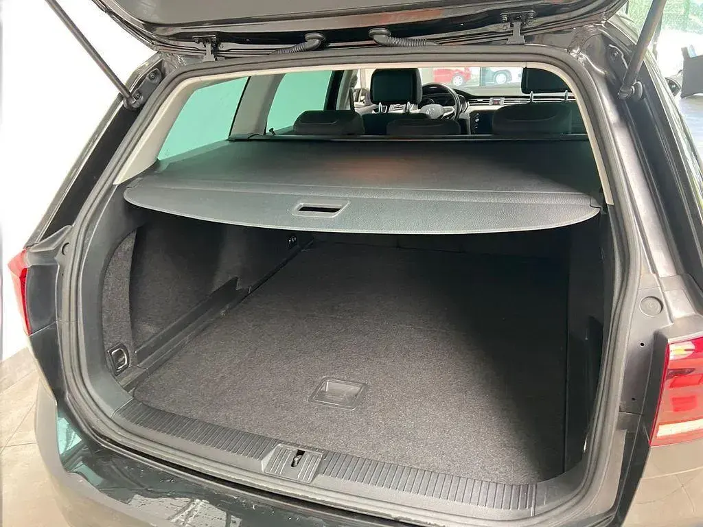 Gebraucht VW Passat 150 PS (110 kW) 2020 Grau metallic Kombi