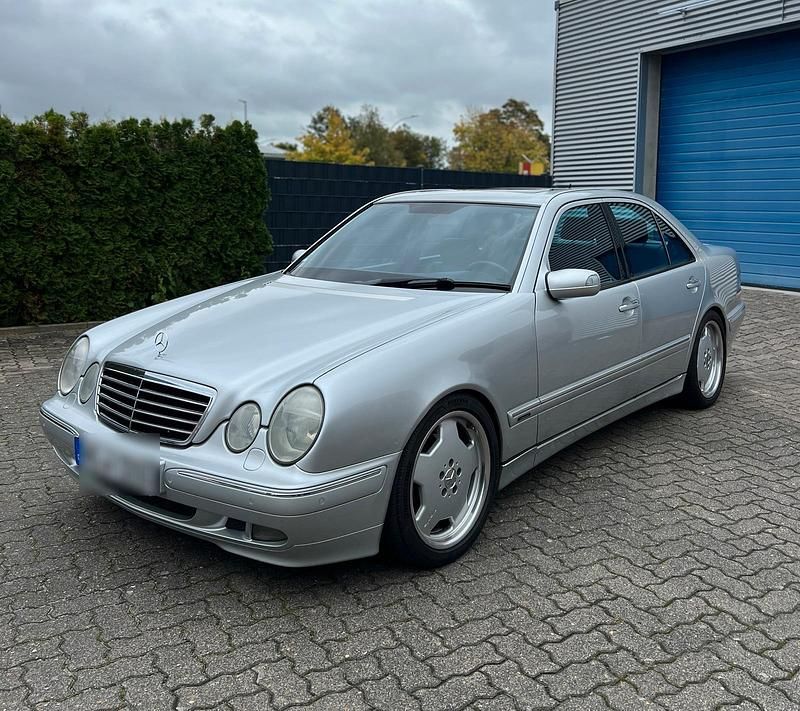 Silber Gebraucht 2001 Mercedes E320 Avantgarde Limousine | 4.900 € (Guter Preis) - Bild 1/4