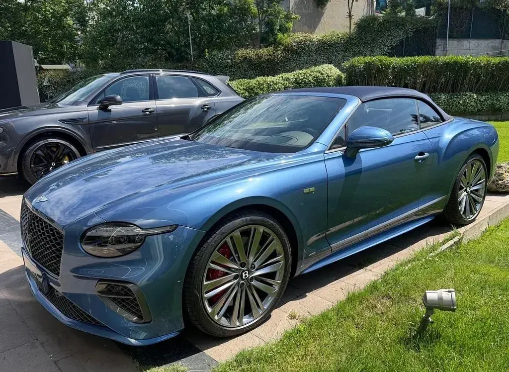 Neu Bentley Continental Mulliner 782 PS (575 kW) 2026 Blau Cabrio