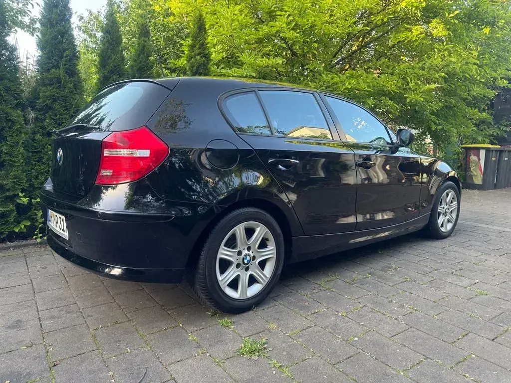 Gebraucht BMW 116 122 PS (89 kW) 2011 Schwarz Kleinwagen