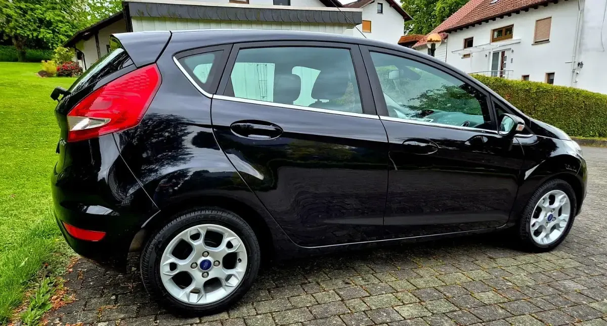 Gebraucht Ford Fiesta Titanium 81 PS (59 kW) 2011 Schwarz Kleinwagen