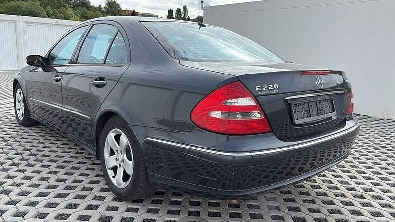 Gebraucht Mercedes E220 Avantgarde 150 PS (110 kW) 2006 Blau Limousine
