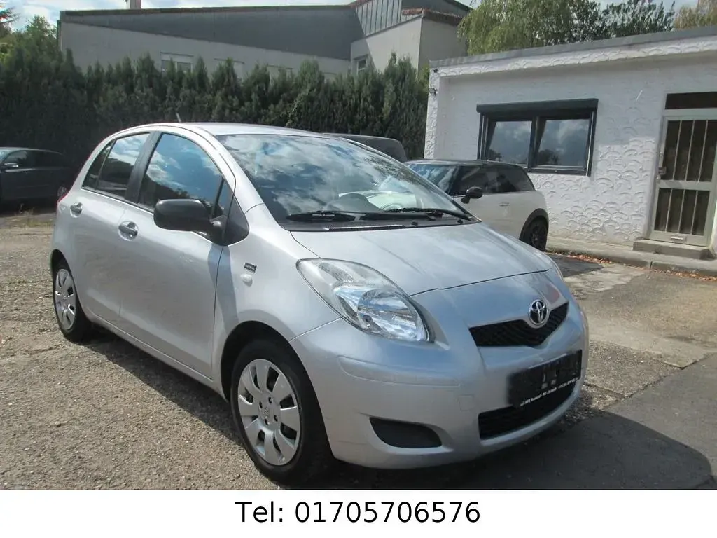 Gebraucht Toyota Yaris Cool 99 PS (72 kW) 2010 Silber Kleinwagen