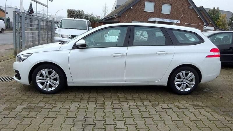 Weiß Gebraucht 2021 Peugeot 308 Active Kombi | 14.900 € (Fairer Preis) - Bild 1/4