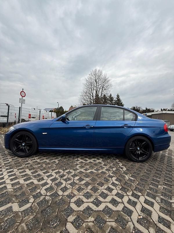 Second-hand BMW 318 143 CP (105 kW) 2011 Albastru Berlinǎ