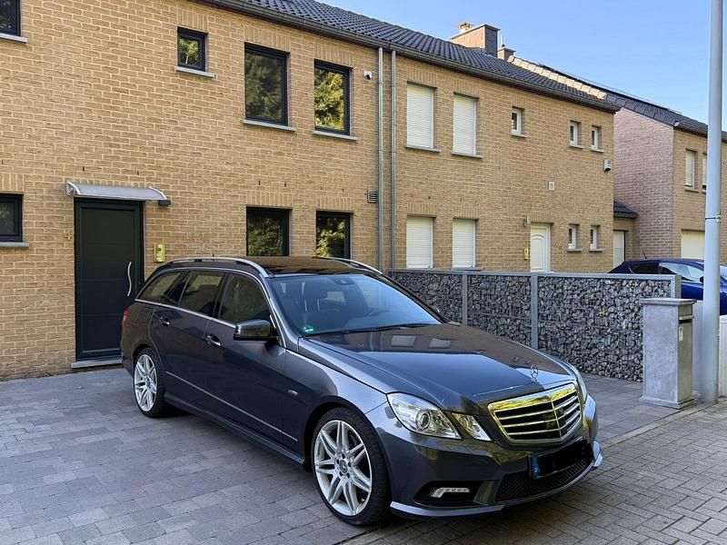 Gebraucht 2010 Mercedes E250 Avantgarde Kombi | 10.900 € (Guter Preis) - Bild 1/4