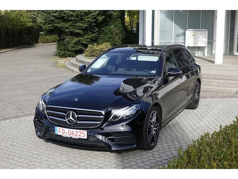 Schwarz Gebraucht 2018 Mercedes E350 AMG line Kombi | 26.890 € (Superpreis) - Bild 1/4