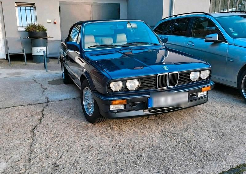 Blau Gebraucht 1986 BMW 325 Cabrio | 17.499 € - Bild 1/4