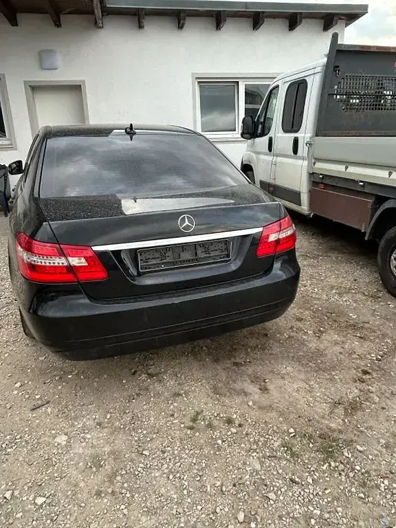Gebraucht Mercedes E220 170 PS (125 kW) 2012 Schwarz Limousine