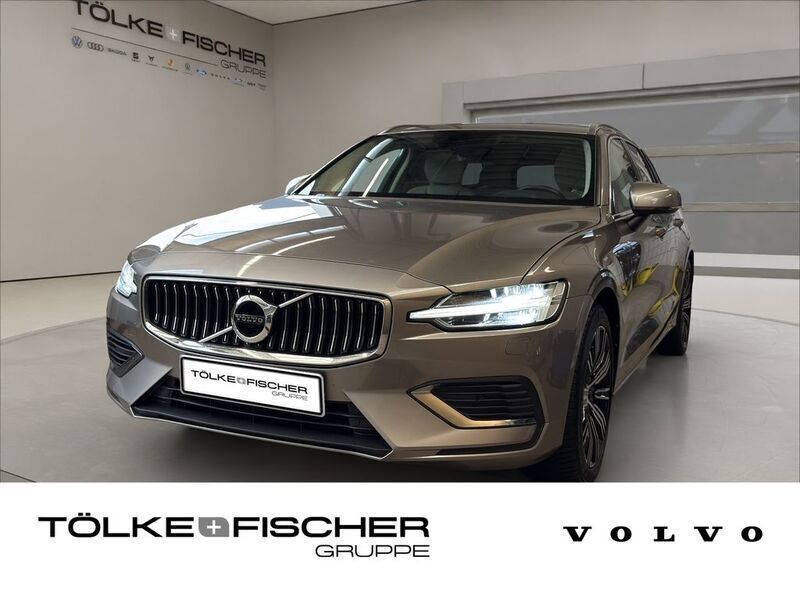 Pebble grey / (metallic) Gebraucht 2022 Volvo V60 Plus Kombi | 29.381 € (Fairer Preis) - Bild 1/4