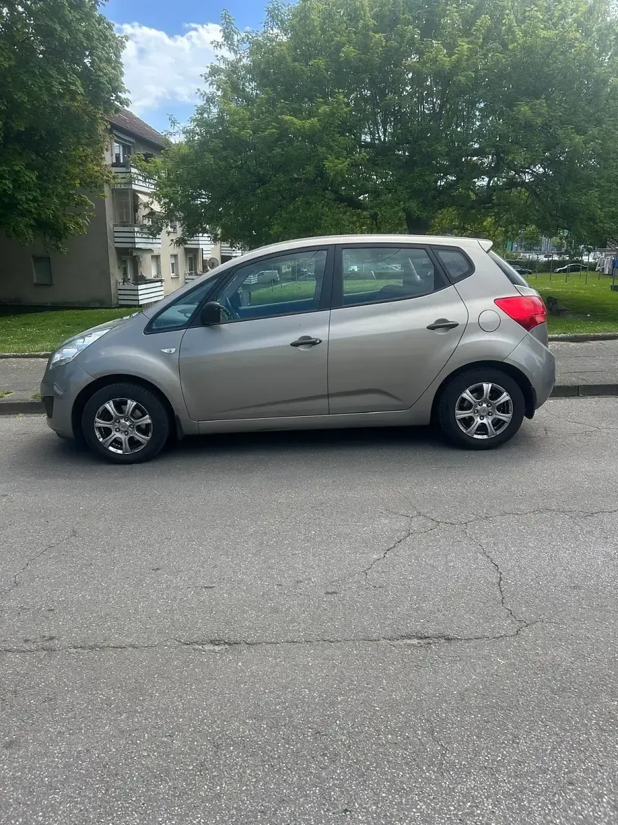 Używany Kia Venga 90 KM (66 kW) 2012 Srebrny Hatchback